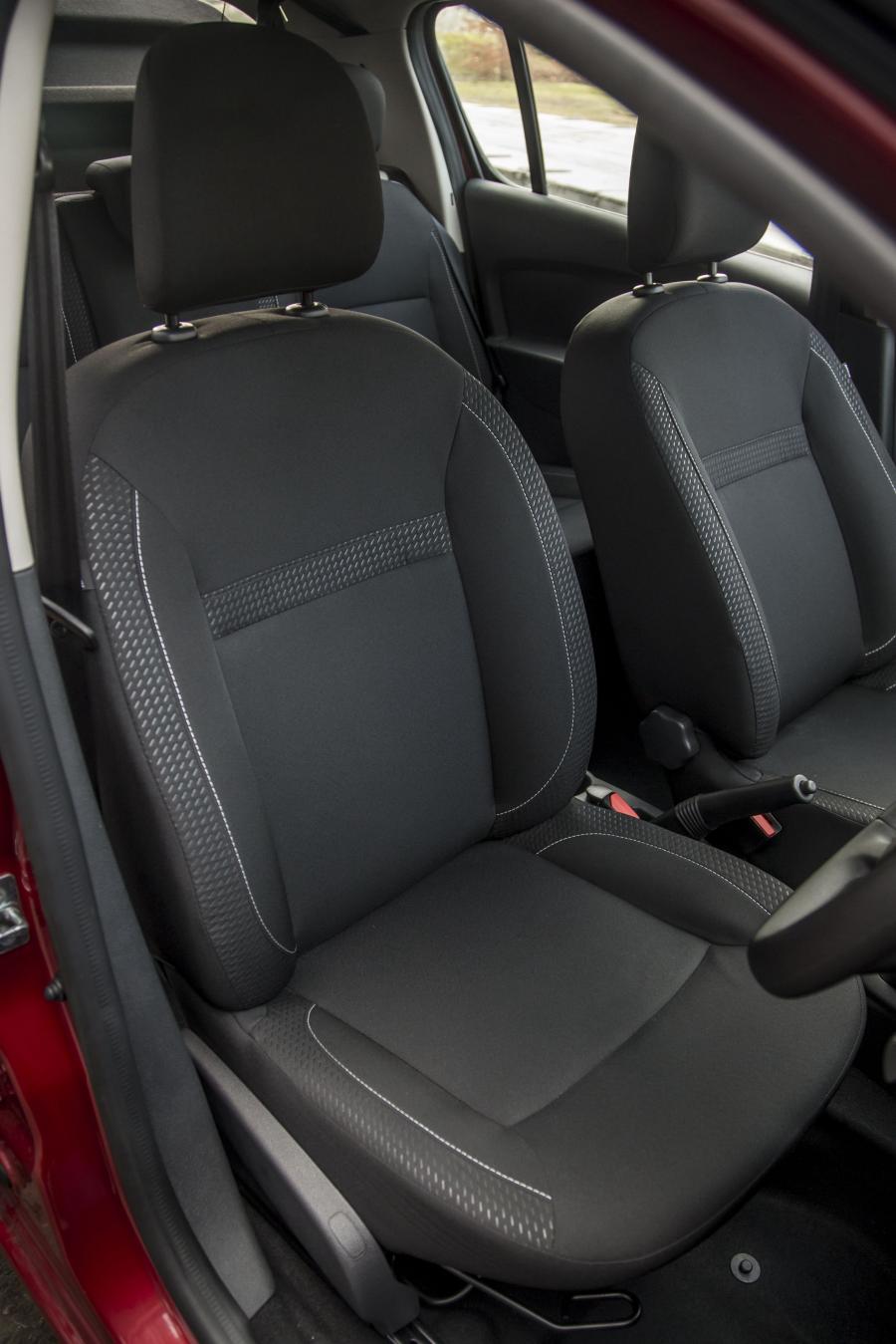 Интерьер Dacia Sandero 2017 года  (UK) (фото 28 из 30)